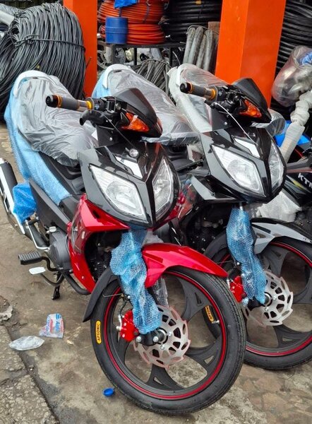 Motos sportives prêtes à rouler