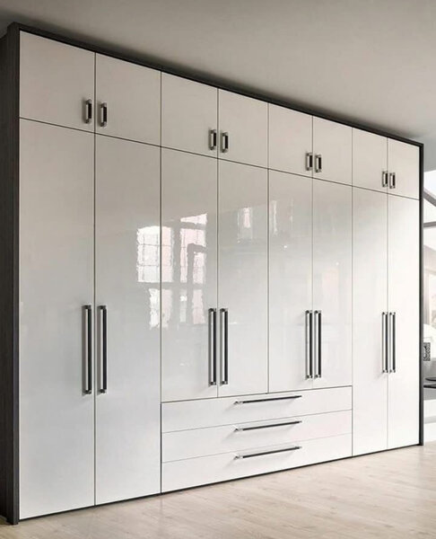 Armoire blanche moderne avec portes et tiroirs
