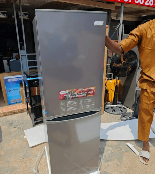 Réfrigérateur moderne en acier