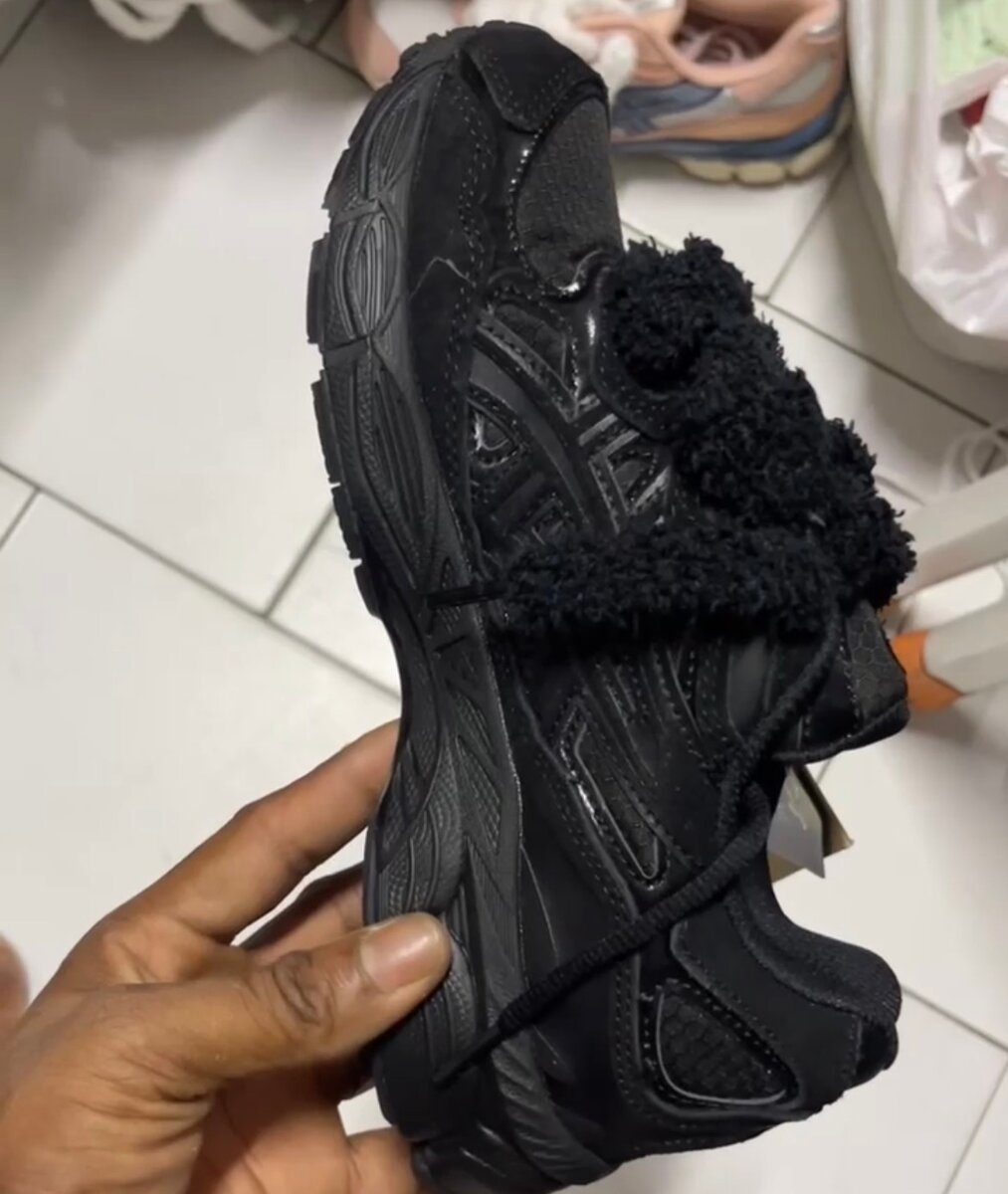 Asics noir avec lacets fluffy