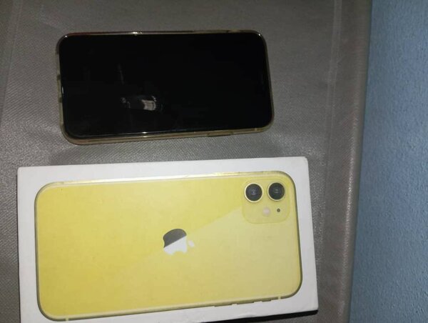 iPhone 11 simple 64 giga état propre avec son carton