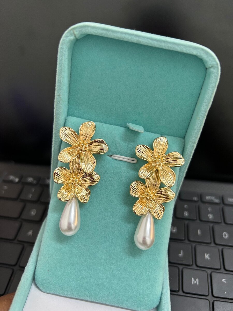 Gold pearl drop earrings