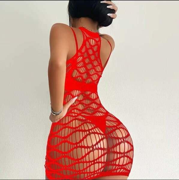 Robe rouge transparente en résille