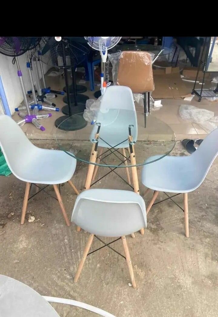 Ensemble table et chaises moderne