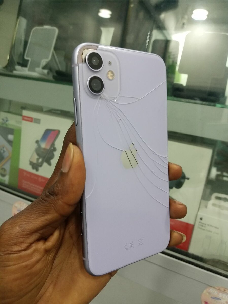 Smartphone avec écran fissuré