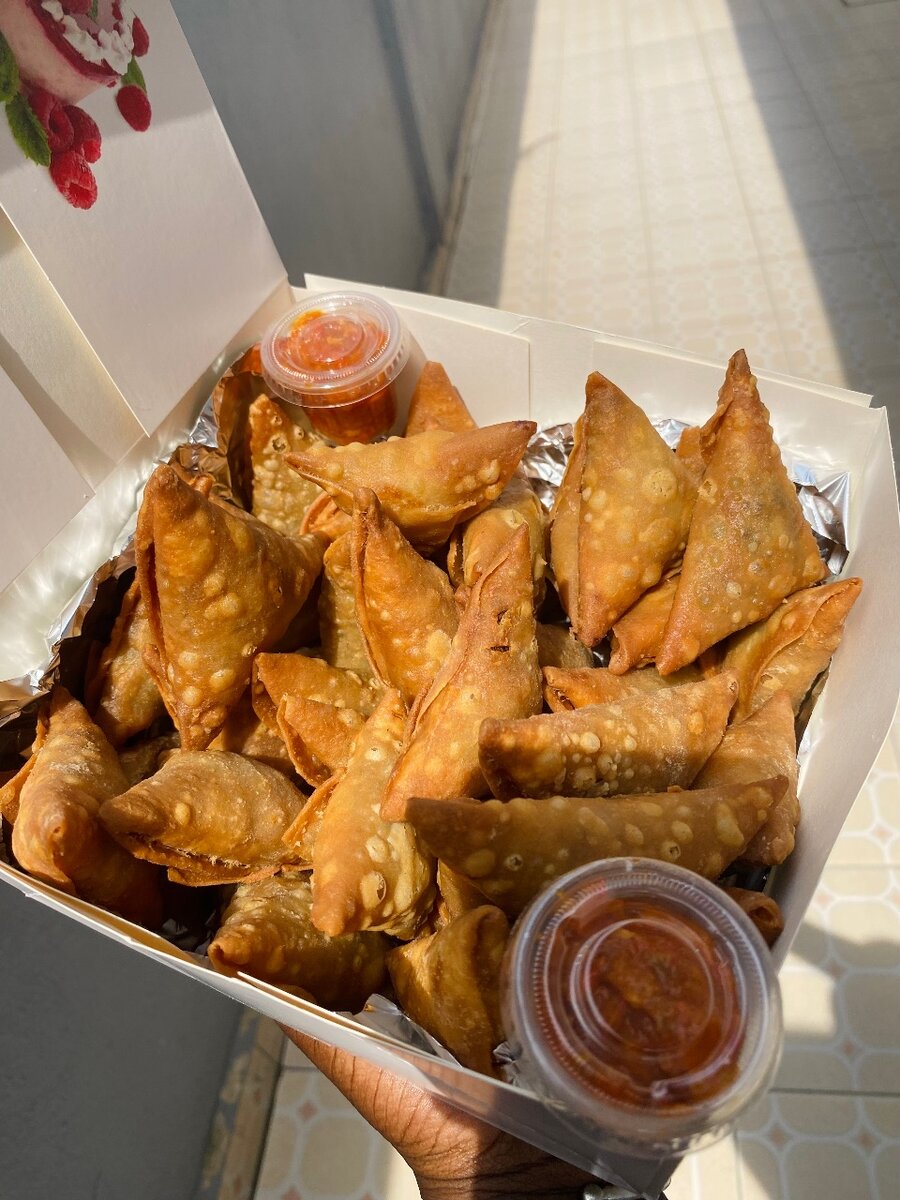 Samosas croustillantes avec sauce