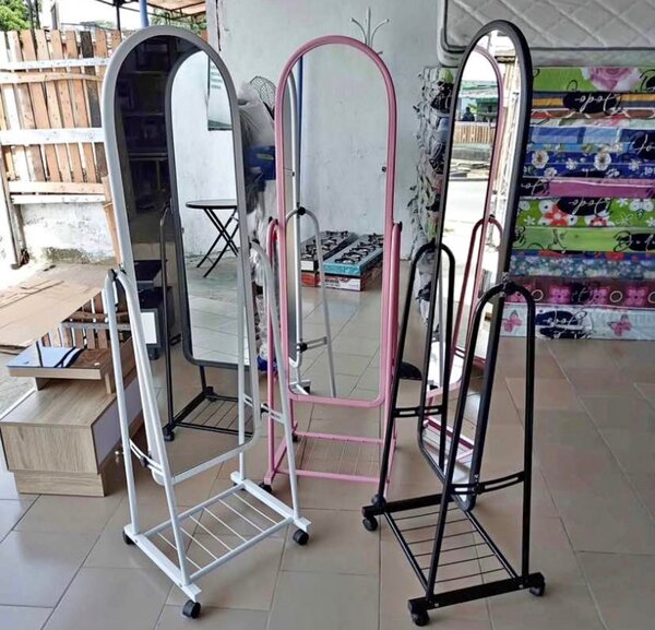 Miroir sur pied avec roulettes