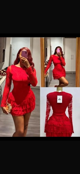 Robe rouge en dentelle chic