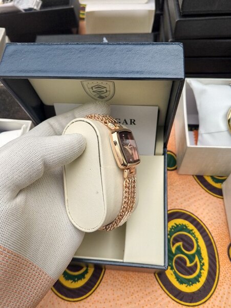 Montre Femme Dorée Élégante