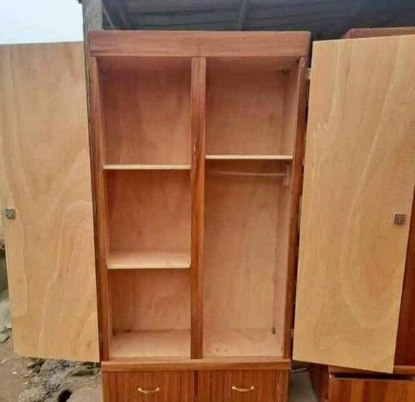 Armoire en bois spacieuse