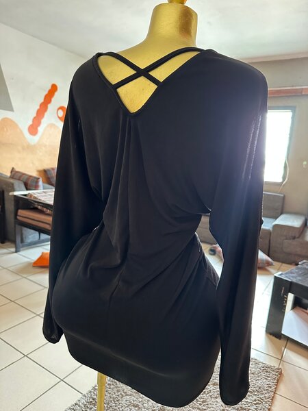 Robe noire à manches longues