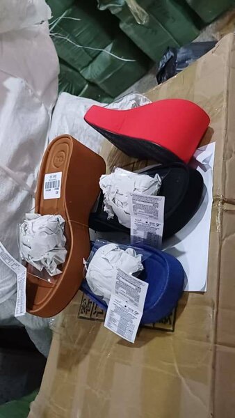 Sandales à talons compensés