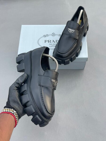 Mocassins Prada en cuir noir
