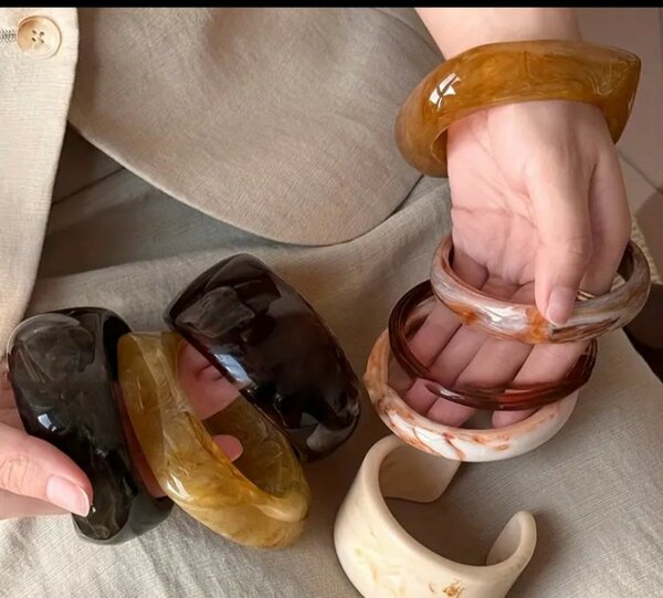 Bracelets en résine multicolores