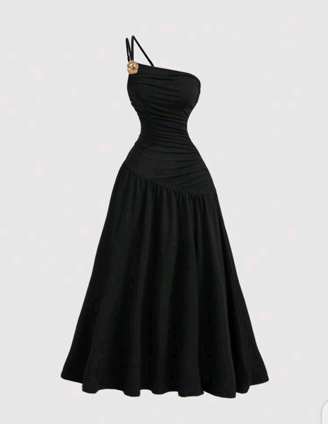 Robe élégante noire asymétrique