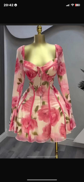 Robe florale élégante à manches longues