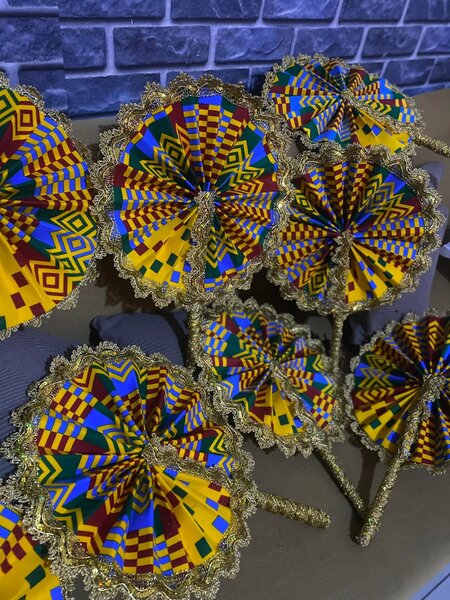 Éventails colorés en tissu