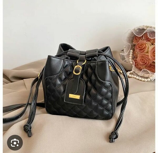 Sac à main en cuir noir