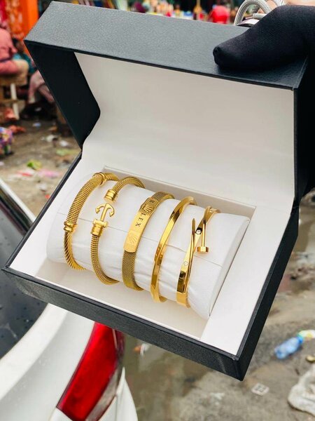 Bracelets élégants dorés