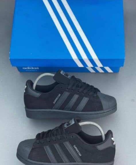 Chaussures adidas noires classiques