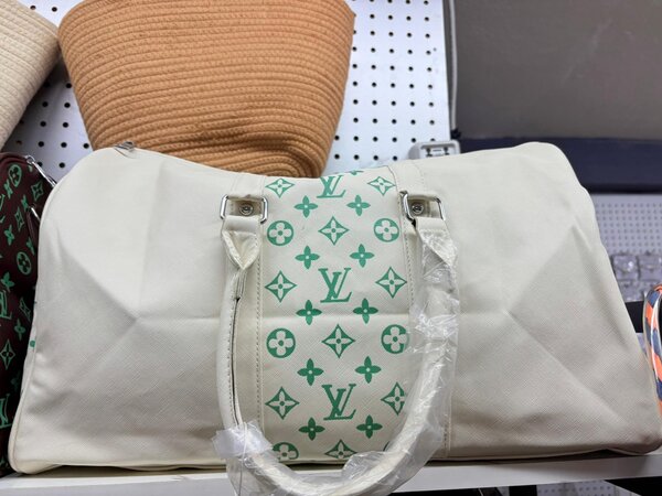 Sac de voyage en cuir coloré