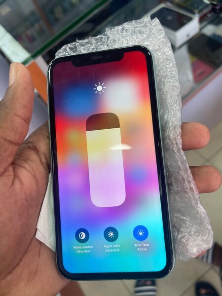 iPhone 11 simple 64 gigas quasi neuf