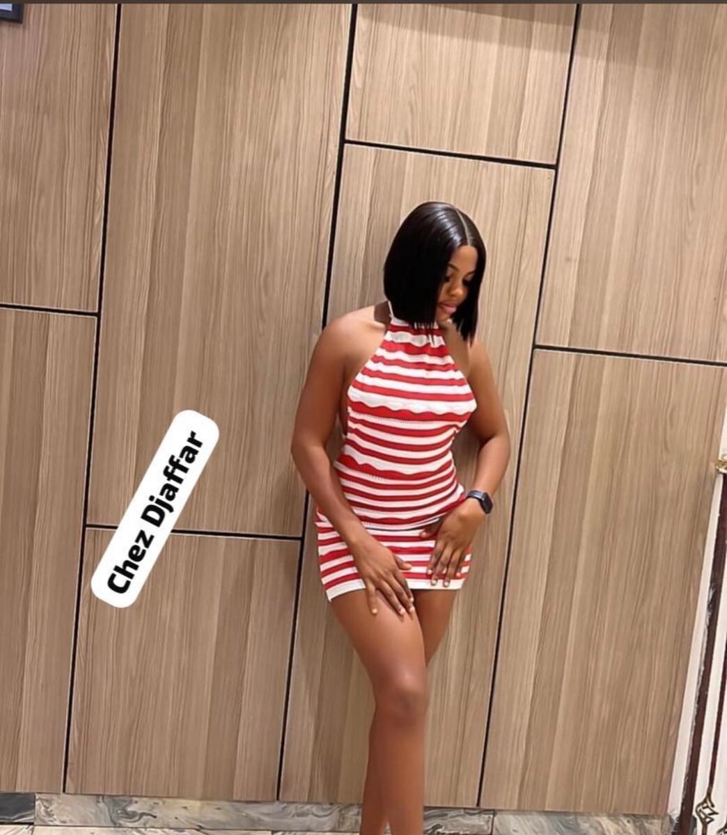 Robe dos nu rayée pour femme