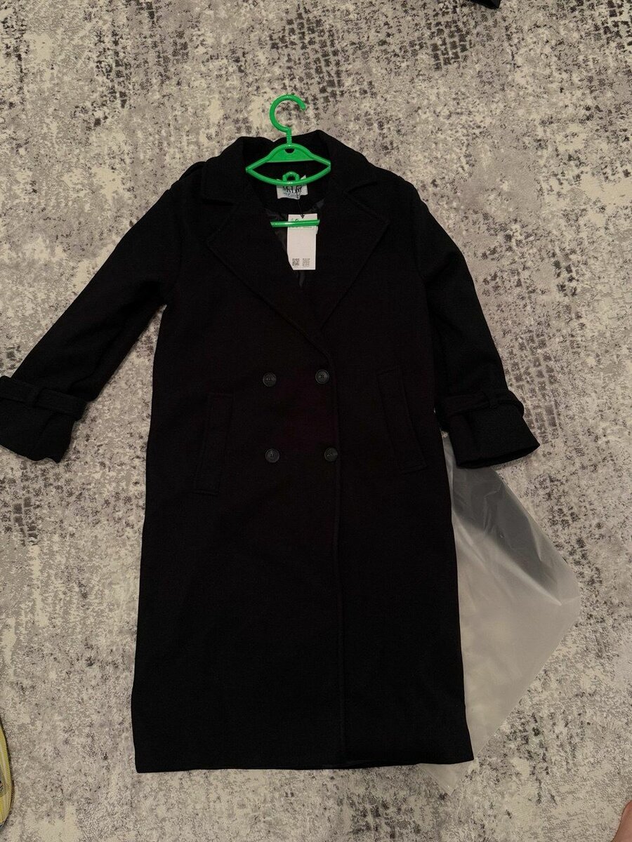 Чёрное пальто