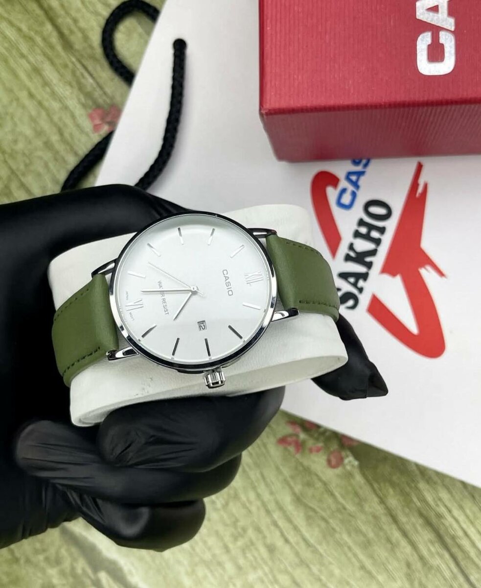 Montre élégante en cuir vert