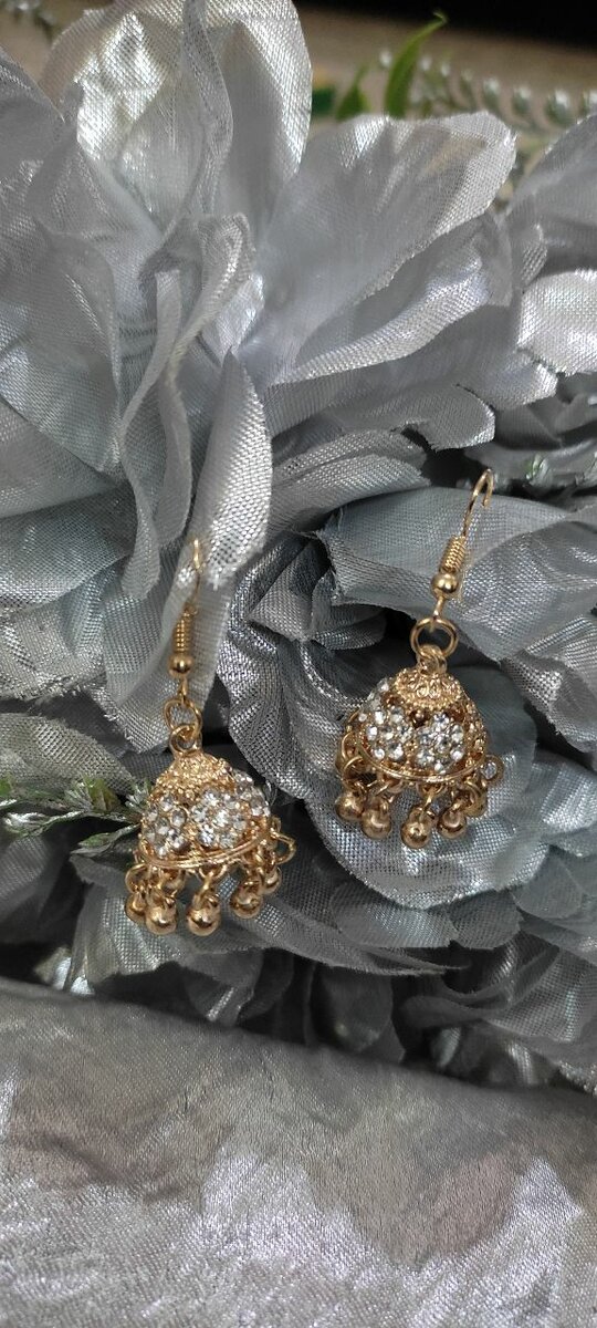 New and Beautiful Traditional Indian jhumka earrings for gir