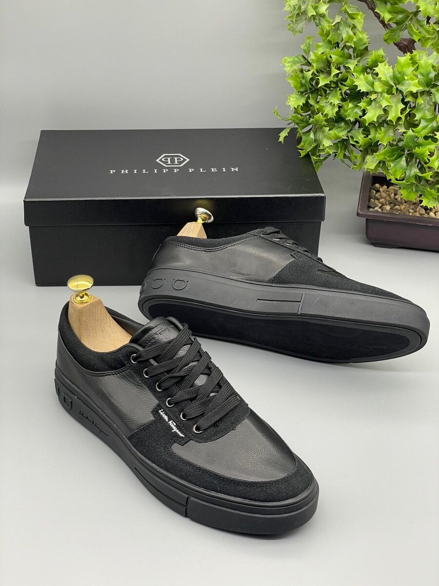 FERRAGAMMO ALL BLACK