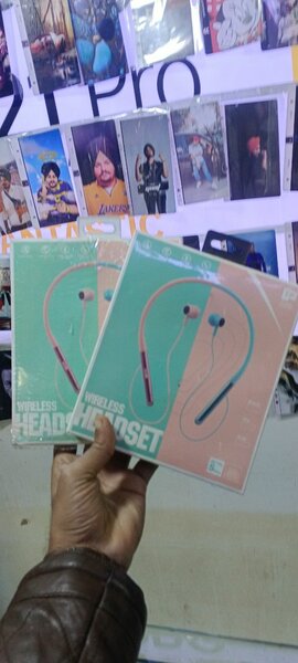 Wireless headset with card support