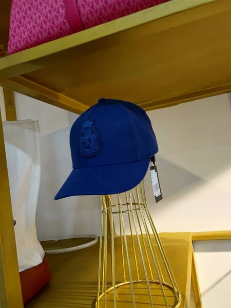 Casquette bleue élégante