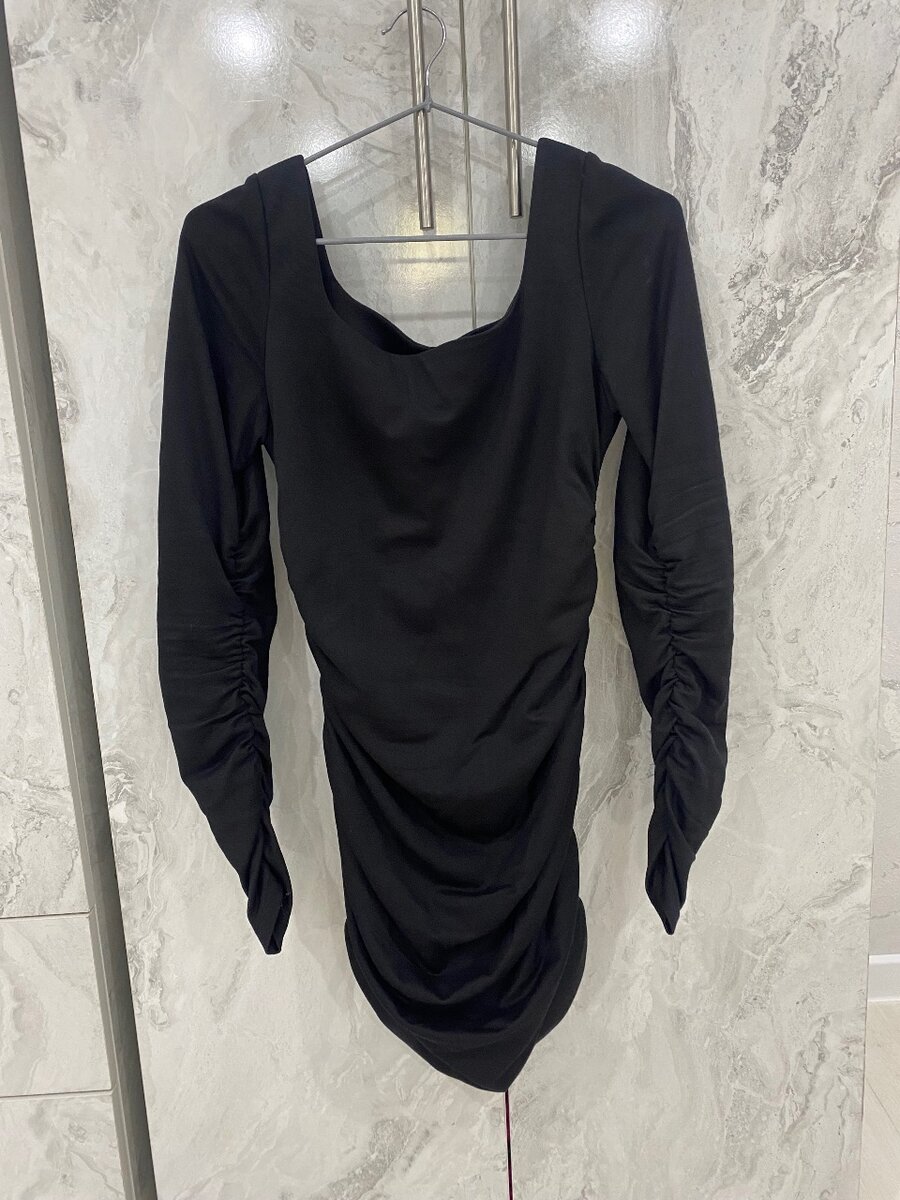 Красивое черное платье в обтяг