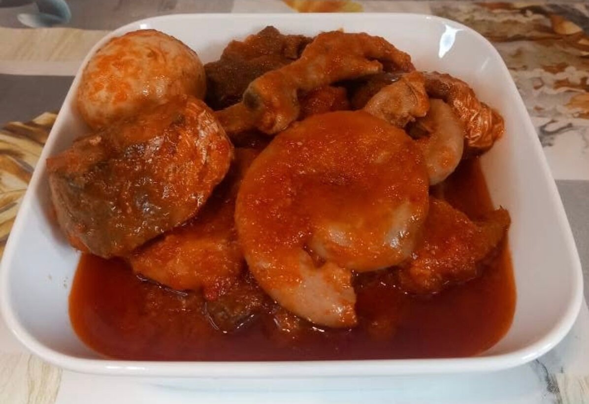 Plat de Riz et Sauce Épicée