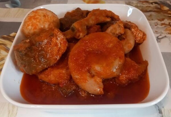 Plat de Riz et Sauce Épicée