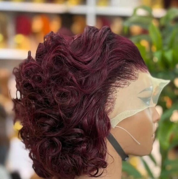 Perruque bouclée en dentelle