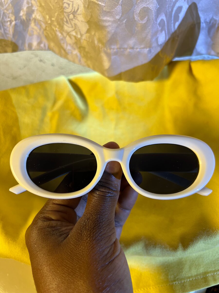 Lunettes de soleil ovales blanches