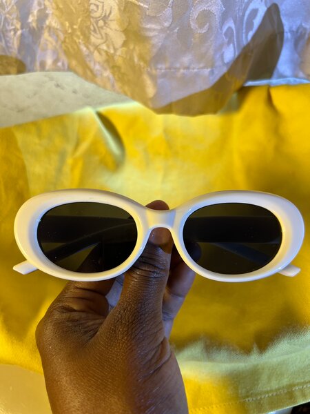 Lunettes de soleil ovales blanches