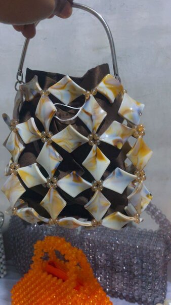 Sac à main élégant perlé