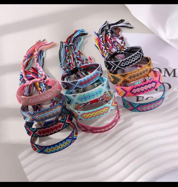 Bracelets tissés colorés