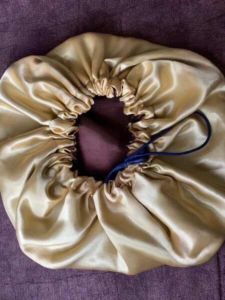 Bonnet en satin réversible