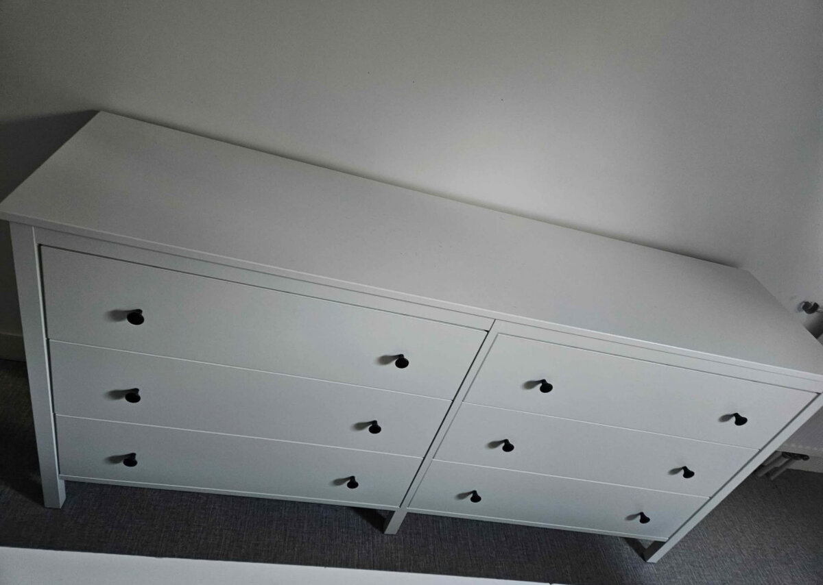 Commode blanche moderne à tiroirs