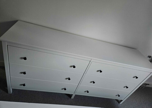 Commode blanche moderne à tiroirs