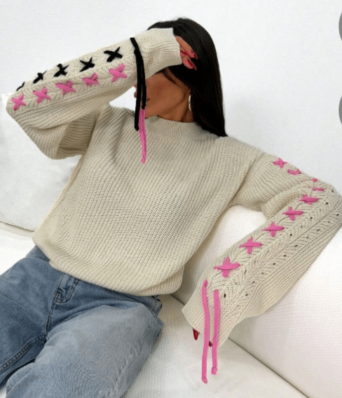 Pull beige avec détails lacets