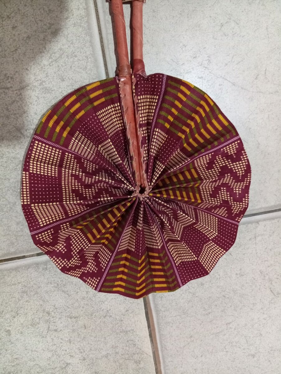 Éventail pliant artisanal