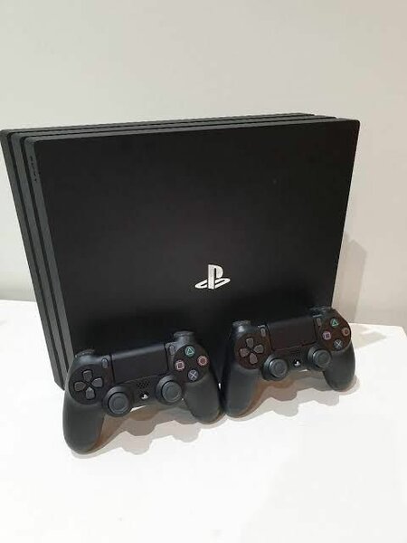 Ps4 pro craque 1TB +2manettes