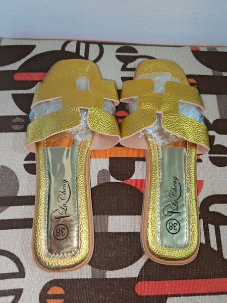 Sandales dorées élégantes