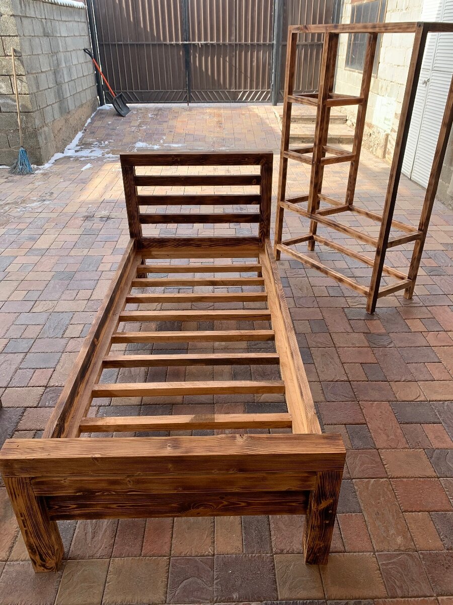 Кровать односпальная из качественного массива дерева