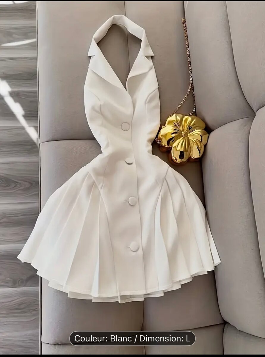 Robe élégante blanche à boutons